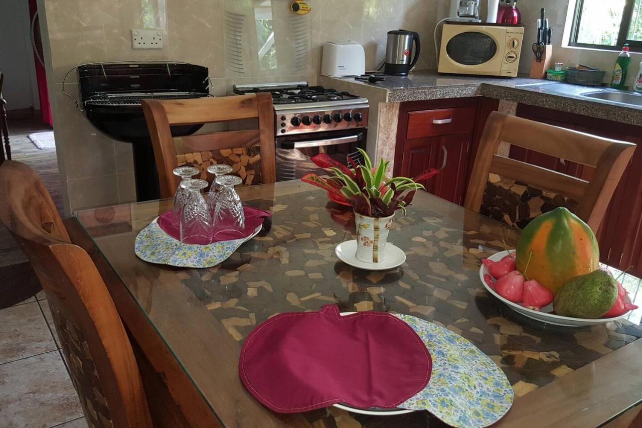 Gigi'S Self Catering Apartment Port Glaud Buitenkant foto