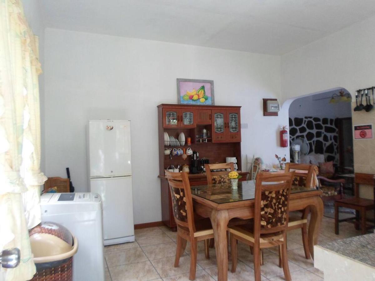 Gigi'S Self Catering Apartment Port Glaud Buitenkant foto